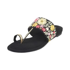 Mochi Women Flat Embroidered/Ethnic Chappal